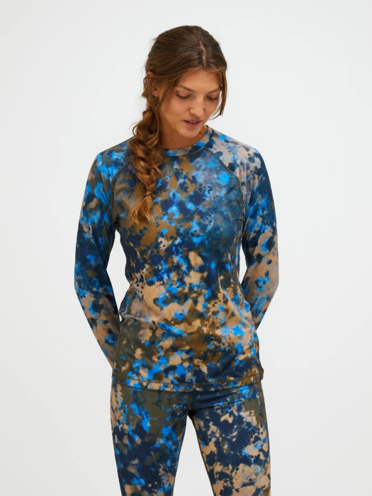 Peak Performance Spirit Crew AOP Synthetic Baselayer Women model Peak Performance Spirit Crew AOP Synthetic Baselayer Women model